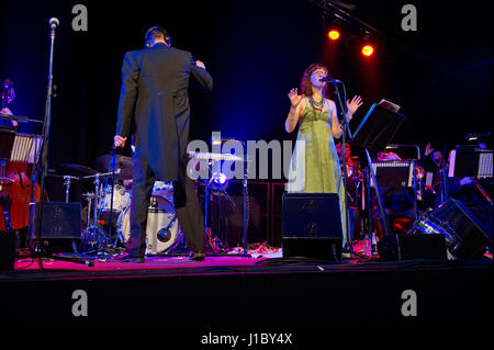 Brecon jazz festival. Le Matthew Herbert big band avec chanteur vula malings. 12/8/11 Banque D'Images