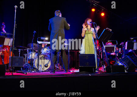 Brecon jazz festival. Le Matthew Herbert big band avec chanteur vula malings. 12/8/11 Banque D'Images