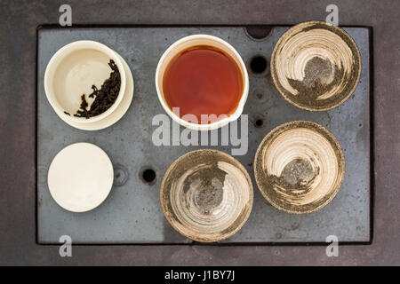 En haut Vue de dessus d'un plateau avec thé tasses sur elle. Banque D'Images