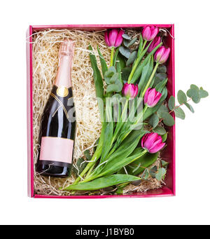 Boîte-cadeau avec bouteille de champagne et bouquet de tulipes à l'intérieur Banque D'Images
