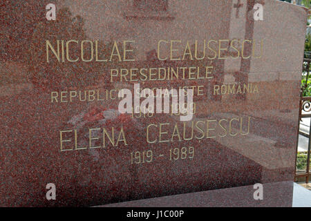 La tombe de Nicolae et Elena Ceausescu, la Roumanie l'ancien dictateur pendant l'ère communiste, cimetière Ghencea, Bucarest, Roumanie. Banque D'Images