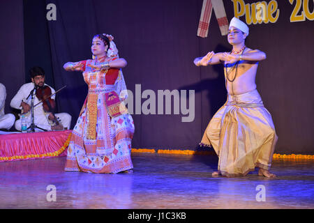 Danseuse classique indienne couple danse Sattriya, Pune, Maharashtra. Banque D'Images