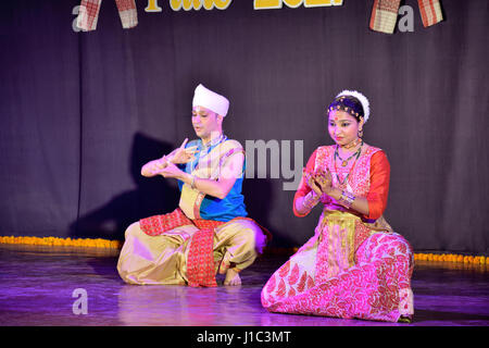 Couple de danse classique indienne Sattriya dance de la scène , Maharashtra. Banque D'Images