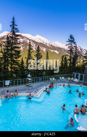 La piscine de Sulphur Mountain Hot Springs, parc national Banff, Alberta, Canada Banque D'Images