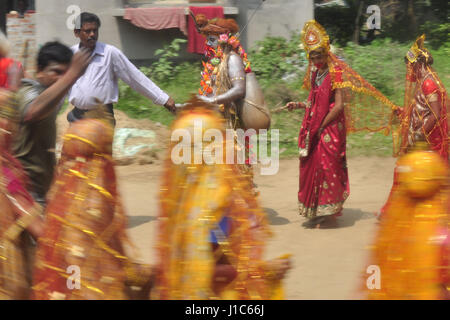 'Shiber Bédeille', un festival traditionnel de la communauté hindoue - 13/04/2017 - Inde / Tripura / Agartala TRIPURA, INDE - 13 avril:tout le groupe de -Bédeille- est dans un rituel avant de commencer l'hiber Bédeille', dans la périphérie de Agartala, capitale de la nord-est de l'Etat de Tripura. 'Shiber Bédeille', un festival traditionnel de la communauté hindoue dans la périphérie de Agartala Tripura en ville. Au Bengale et domaines ayant un peuple parlant Bengali, Bédeille est un festival unique célébré dans les deux derniers jours Chaitra qui marque la fin de la B Banque D'Images