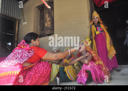 'Shiber Bédeille', un festival traditionnel de la communauté hindoue - 13/04/2017 - Inde / Tripura / Agartala TRIPURA, INDE - 13 avril:l'enfant artiste de -Bédeille- est d'avoir l'alimentation avant de commencer l'hiber Bédeille', dans la périphérie de Agartala, capitale de la nord-est de l'Etat de Tripura. 'Shiber Bédeille', un festival traditionnel de la communauté hindoue dans la périphérie de Agartala Tripura en ville. Au Bengale et domaines ayant un peuple parlant Bengali, Bédeille est un festival unique célébré dans les deux derniers jours Chaitra qui marque la fin de la Banque D'Images