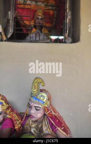 'Shiber Bédeille', un festival traditionnel de la communauté hindoue - 13/04/2017 - Inde / / Agartala Tripura - l'enfant de l'artiste -Bédeille- est d'avoir l'alimentation avant de commencer l'hiber Bédeille', dans la périphérie de Agartala, capitale de la nord-est de l'Etat de Tripura. 'Shiber Bédeille', un festival traditionnel de la communauté hindoue dans la périphérie de Agartala Tripura en ville. Au Bengale et domaines ayant un peuple parlant Bengali, Bédeille est un festival unique célébré dans les deux derniers jours Chaitra qui marque la fin de la nouvelle année. Bengali La fe Banque D'Images