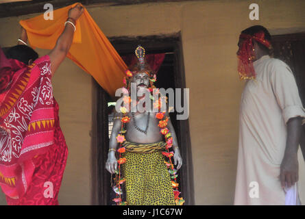 'Shiber Bédeille', un festival traditionnel de la communauté hindoue - 13/04/2017 - Inde / / Agartala Tripura - tout le groupe de -Bédeille- est dans un rituel avant de commencer l'hiber Bédeille', dans la périphérie de Agartala, capitale de la nord-est de l'Etat de Tripura. 'Shiber Bédeille', un festival traditionnel de la communauté hindoue dans la périphérie de Agartala Tripura en ville. Au Bengale et domaines ayant un peuple parlant Bengali, Bédeille est un festival unique célébré dans les deux derniers jours Chaitra qui marque la fin de la nouvelle année. Bengali Le FES Banque D'Images