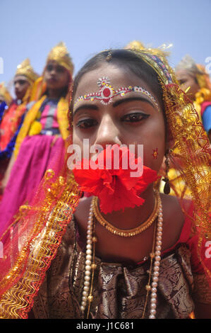 'Shiber Bédeille', un festival traditionnel de la communauté hindoue - 13/04/2017 - Inde / Tripura / Agartala TRIPURA, INDE - 13 avril:tout le groupe de -Bédeille- est dans un rituel avant de commencer l'hiber Bédeille', dans la périphérie de Agartala, capitale de la nord-est de l'Etat de Tripura. 'Shiber Bédeille', un festival traditionnel de la communauté hindoue dans la périphérie de Agartala Tripura en ville. Au Bengale et domaines ayant un peuple parlant Bengali, Bédeille est un festival unique célébré dans les deux derniers jours Chaitra qui marque la fin de la B Banque D'Images