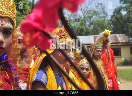 'Shiber Bédeille', un festival traditionnel de la communauté hindoue - 13/04/2017 - Inde / Tripura / Agartala TRIPURA, INDE - 13 avril:tout le groupe de -Bédeille- est dans un rituel avant de commencer l'hiber Bédeille', dans la périphérie de Agartala, capitale de la nord-est de l'Etat de Tripura. 'Shiber Bédeille', un festival traditionnel de la communauté hindoue dans la périphérie de Agartala Tripura en ville. Au Bengale et domaines ayant un peuple parlant Bengali, Bédeille est un festival unique célébré dans les deux derniers jours Chaitra qui marque la fin de la B Banque D'Images