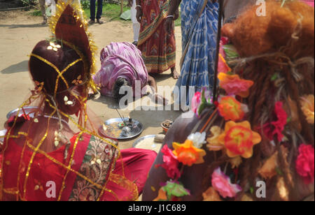 'Shiber Bédeille', un festival traditionnel de la communauté hindoue - 13/04/2017 - Inde / Tripura / Agartala TRIPURA, INDE - 13 avril:tout le groupe de -Bédeille- est dans un rituel avant de commencer l'hiber Bédeille', dans la périphérie de Agartala, capitale de la nord-est de l'Etat de Tripura. 'Shiber Bédeille', un festival traditionnel de la communauté hindoue dans la périphérie de Agartala Tripura en ville. Au Bengale et domaines ayant un peuple parlant Bengali, Bédeille est un festival unique célébré dans les deux derniers jours Chaitra qui marque la fin de la B Banque D'Images