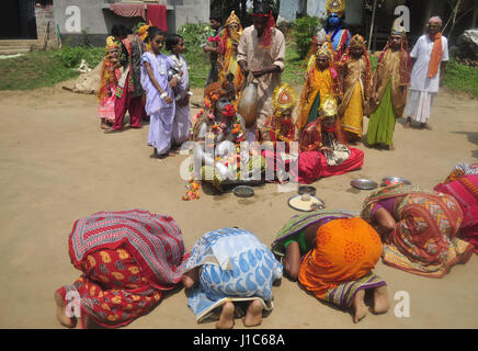 'Shiber Bédeille', un festival traditionnel de la communauté hindoue - 13/04/2017 - Inde / Tripura / Agartala TRIPURA, INDE - 13 avril:tout le groupe de -Bédeille- est dans un rituel avant de commencer l'hiber Bédeille', dans la périphérie de Agartala, capitale de la nord-est de l'Etat de Tripura. 'Shiber Bédeille', un festival traditionnel de la communauté hindoue dans la périphérie de Agartala Tripura en ville. Au Bengale et domaines ayant un peuple parlant Bengali, Bédeille est un festival unique célébré dans les deux derniers jours Chaitra qui marque la fin de la B Banque D'Images