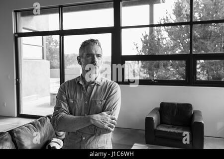 Portrait of smiling Caucasian man in livingroom Banque D'Images