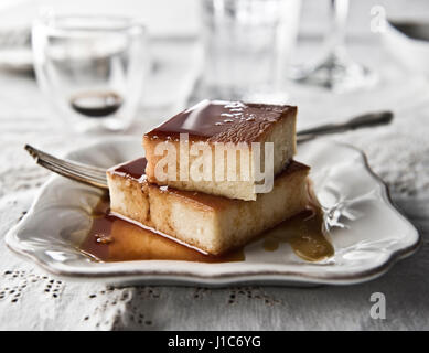 La plaque sur le flan avec du sirop et de la fourchette Banque D'Images