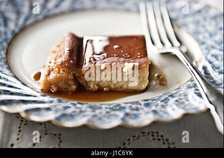 La plaque sur le flan avec du sirop et de la fourchette Banque D'Images