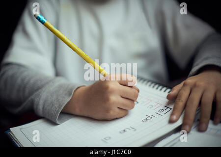 Boy pratiquant l'alphabet d'écriture Banque D'Images