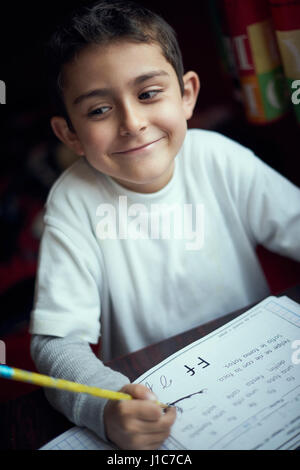 Fier Hispanic boy practicing alphabet écriture Banque D'Images