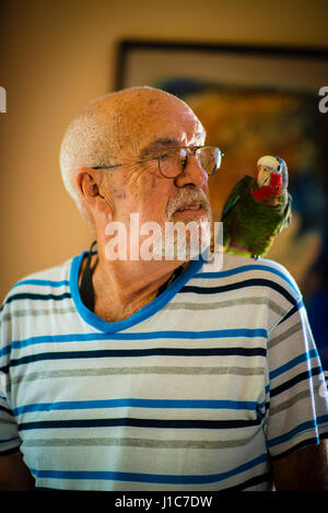 Un vieil homme et son perroquet à La Havane Cuba Banque D'Images