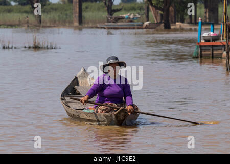 En voile femme bateau près de la rivière Sangker le housesalong flottante Prek Toal, Cambodge, Banque D'Images