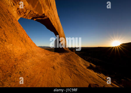 Wilson Arch près de Moab, Utah. Banque D'Images