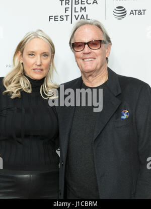 New York, États-Unis. Apr 19, 2017. Margaret DeVogelaere, Peter Fonda assister film Clive Davis : La bande originale de nos vies le première au Radio City Music Hall au cours de la nuit d'ouverture du Festival du film de Tribeca Crédit : Lev Radin/Pacific Press/Alamy Live News Banque D'Images