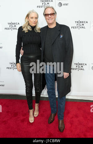 New York, États-Unis. Apr 19, 2017. Margaret DeVogelaere, Peter Fonda assister film Clive Davis : La bande originale de nos vies le première au Radio City Music Hall au cours de la nuit d'ouverture du Festival du film de Tribeca Crédit : Lev Radin/Pacific Press/Alamy Live News Banque D'Images