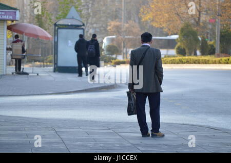 Les personnes sont considérées dans les premières heures du jeudi matin le 20 avril 2017 à Ankara, Turquie. Les citoyens turcs ont voté sur 18 amendements proposés à la Constitution de la Turquie il y a 4 jours le 16 avril. Les modifications constitutionnelles qui visent à étendre les pouvoirs de l'office présidentiel ont pris le plomb dans le référendum qui pourrait changer la façon dont la Turquie est gouvernée. (Photo de Altan Gochre / Pacific Press) Banque D'Images