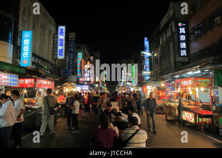 Personnes visitent nuit Liuhe street market à Kaohsiung Taiwan. Marché Liuhe est l'un des marchés les plus populaires de Taiwan. Banque D'Images