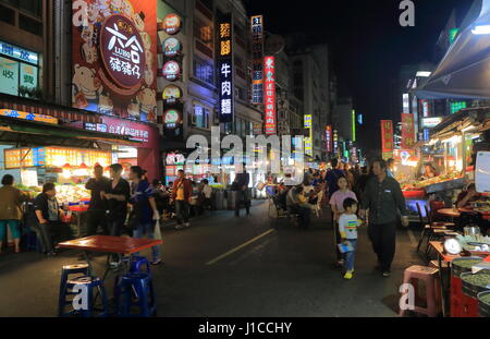 Personnes visitent nuit Liuhe street market à Kaohsiung Taiwan. Marché Liuhe est l'un des marchés les plus populaires de Taiwan. Banque D'Images