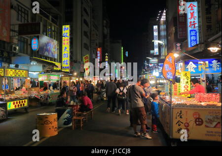 Personnes visitent nuit Liuhe street market à Kaohsiung Taiwan. Marché Liuhe est l'un des marchés les plus populaires de Taiwan. Banque D'Images