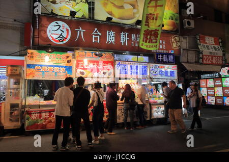 Personnes visitent nuit Liuhe street market à Kaohsiung Taiwan. Marché Liuhe est l'un des marchés les plus populaires de Taiwan. Banque D'Images