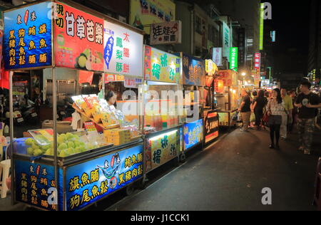 Personnes visitent nuit Liuhe street market à Kaohsiung Taiwan. Marché Liuhe est l'un des marchés les plus populaires de Taiwan. Banque D'Images