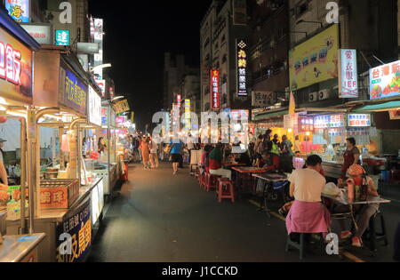 Personnes visitent nuit Liuhe street market à Kaohsiung Taiwan. Marché Liuhe est l'un des marchés les plus populaires de Taiwan. Banque D'Images