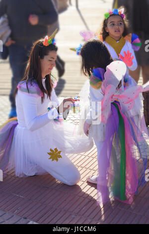 Carnaval des Enfants Alcossebre mère et filles d'ajustement final Banque D'Images