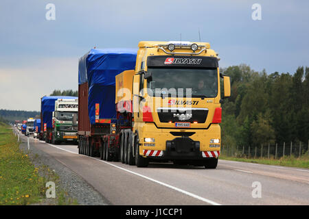 Mikkeli, Finlande - septembre 1, 2016 : Yellow MAN V8 semi truck tire large charge en convoi de quatre transports routiers exceptionnels d'objets industriels. Banque D'Images