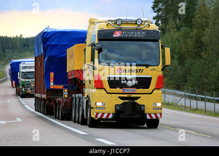 Mikkeli, Finlande - septembre 1, 2016 : Yellow MAN V8 semi truck tire large charge en convoi de quatre transports routiers exceptionnels d'objets industriels. Banque D'Images