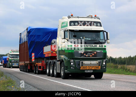 JAMSA, FINLANDE - septembre 1, 2016 : Deux camions de Volvo FH Westdijk semi AB courrier large charge en convoi de quatre transports routiers exceptionnels dans le centre de fi Banque D'Images