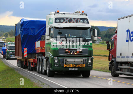 JAMSA, FINLANDE - septembre 1, 2016 : Volvo FH semi truck de Westdijk AB parcours large charger en convoi entre le trafic important dans le centre de la Finlande. Banque D'Images