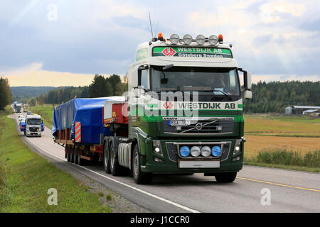 JAMSA, FINLANDE - septembre 1, 2016 : Volvo FH semi truck des distances AB Westdijk objet industriel surdimensionné en convoi avec d'autres charge large transport routier Banque D'Images