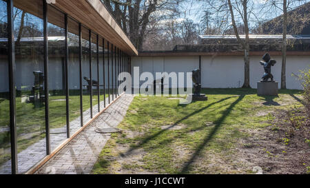 Le Louisiana Museum of Modern Art est un musée d'art situé directement sur la rive du son dans l'Øresund Humlebaek, juste au nord de Copenhague, Danemark Banque D'Images