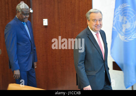 New York, États-Unis. Apr 19, 2017. Le Secrétaire Général des Nations Unies, Antonio Guterres rencontre avec Moussa Faki Mahamat, le nouveau président de la Commission de l'Union africaine (UA). Le 28e Sommet de l'UA à Addis Abeba, capitale de l'Éthiopie, le 31 janvier 2017 Moussa Faki Mahamat tchadien a choisi comme nouveau président pour un mandat de quatre ans. Ils se sont réunis aujourd'hui, le 19 avril, la première Conférence annuelle de l'ONU-UA. Credit : Luiz Roberto Lima/Pacific Press/Alamy Live News Banque D'Images