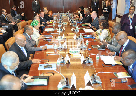 New York, États-Unis. Apr 19, 2017. Le Secrétaire Général des Nations Unies, Antonio Guterres rencontre avec Moussa Faki Mahamat, le nouveau président de la Commission de l'Union africaine (UA). Le 28e Sommet de l'UA à Addis Abeba, capitale de l'Éthiopie, le 31 janvier 2017 Moussa Faki Mahamat tchadien a choisi comme nouveau président pour un mandat de quatre ans. Ils se sont réunis aujourd'hui, le 19 avril, la première Conférence annuelle de l'ONU-UA. Credit : Luiz Roberto Lima/Pacific Press/Alamy Live News Banque D'Images