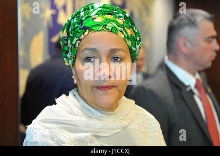 New York, États-Unis. Apr 19, 2017. Le Secrétaire Général des Nations Unies, Antonio Guterres rencontre avec Moussa Faki Mahamat, le nouveau président de la Commission de l'Union africaine (UA). Le 28e Sommet de l'UA à Addis Abeba, capitale de l'Éthiopie, le 31 janvier 2017 Moussa Faki Mahamat tchadien a choisi comme nouveau président pour un mandat de quatre ans. Ils se sont réunis aujourd'hui, le 19 avril, la première Conférence annuelle de l'ONU-UA. Credit : Luiz Roberto Lima/Pacific Press/Alamy Live News Banque D'Images