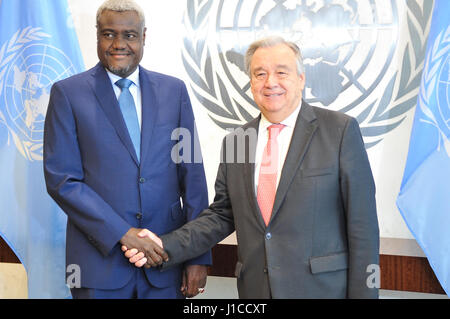 New York, États-Unis. Apr 19, 2017. Le Secrétaire Général des Nations Unies, Antonio Guterres rencontre avec Moussa Faki Mahamat, le nouveau président de la Commission de l'Union africaine (UA). Le 28e Sommet de l'UA à Addis Abeba, capitale de l'Éthiopie, le 31 janvier 2017 Moussa Faki Mahamat tchadien a choisi comme nouveau président pour un mandat de quatre ans. Ils se sont réunis aujourd'hui, le 19 avril, la première Conférence annuelle de l'ONU-UA. Credit : Luiz Roberto Lima/Pacific Press/Alamy Live News Banque D'Images