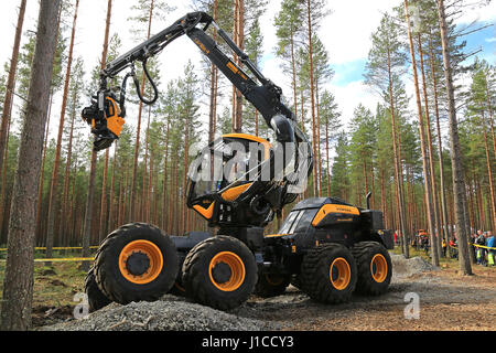 JAMSA, FINLANDE - septembre 1, 2016 : Ponsse présente harvester Roi Scorpion dans une démonstration de travail sur l'exposition de machinerie lourde FinnMETKO 2016 i Banque D'Images