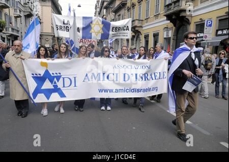 Le 25 avril est célébrée chaque année dans toute l'Italie avec des fêtes et des manifestations pour se souvenir de la libération de nazi-fascisme. Pour les parades souvent assister à des représentants de la Brigade juive, une formation militaire de l'armée britannique composée fjmb juifs qui ont servi en Europe pendant la Deuxième Guerre mondiale Banque D'Images