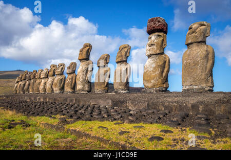 Statues Moais, ahu Tongariki, île de Pâques, Chili Banque D'Images