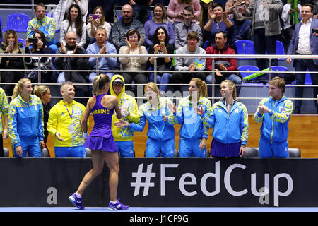 KHARKIV, UKRAINE - 11 février 2017 : l'Ukraine l'Équipe nationale de tennis (Elina SVITOLINA, Lesia TSURENKO, O.SAVCHUK, L.KICHENOK et autres) réagissent au cours de BNP Banque D'Images