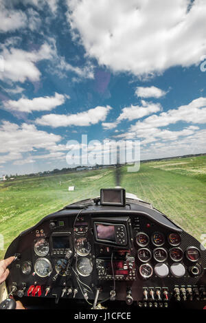 Vue depuis le siège du pilote dans le cockpit d'un avion léger à l'atterrissage Banque D'Images