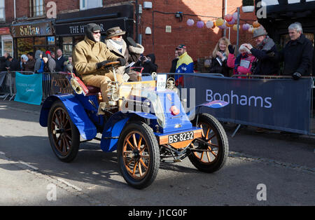 Un 1902 Deckert, conduit par M. Micheal Dedman, passe par Crawley High Street, au cours de la 2016 London to Brighton Veteran Car Run Banque D'Images